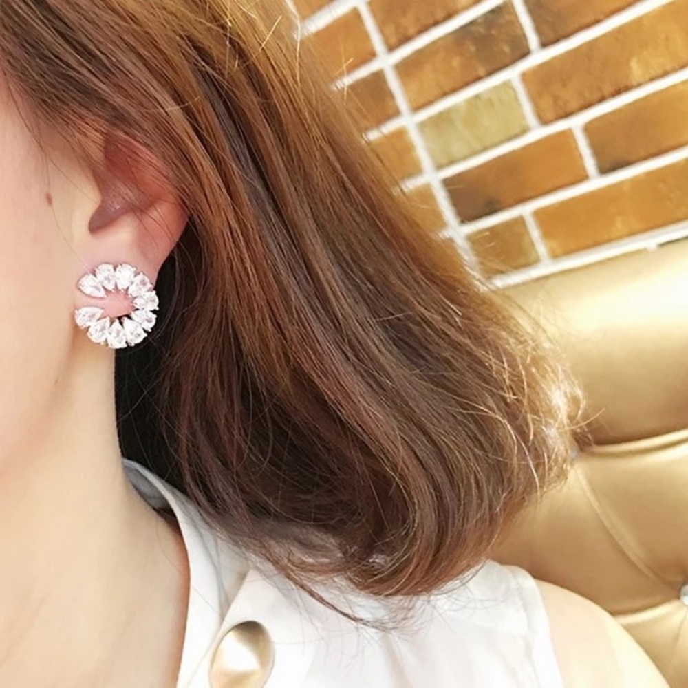 New Women’s Many Water Drops Diamond Stud Earrings - Picture 3 of 6